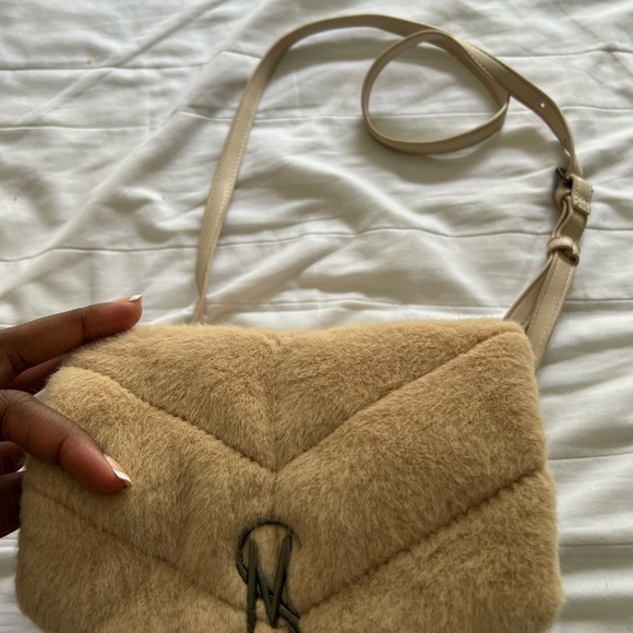 Steve Madden Btoy small quilted cross body bag in taupe faux fur - Picture 4 of 14